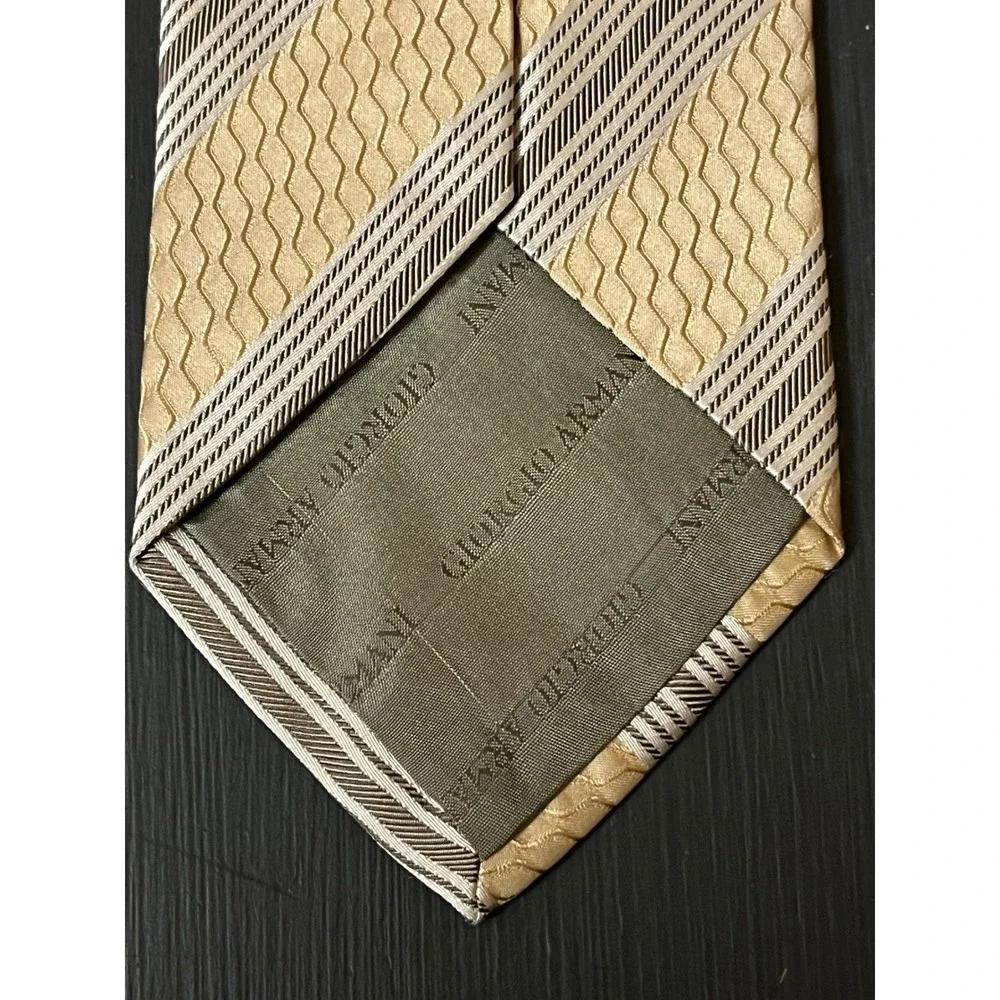 Giorgio Armani Silk Tie Men Gold‎ Beige Shinny Stripe Pattern Made in Italy